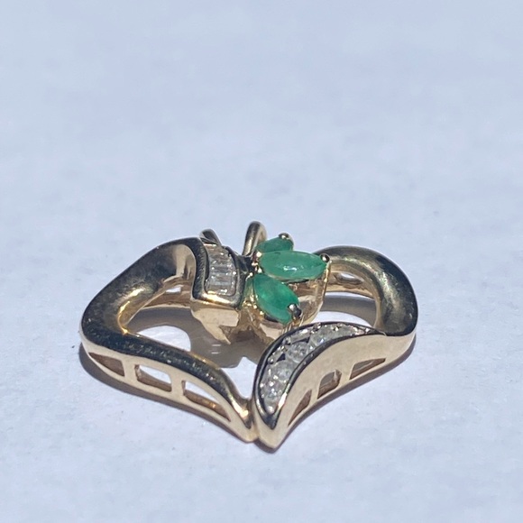 10KT diamond 💎 and emerald heart - Picture 6 of 17